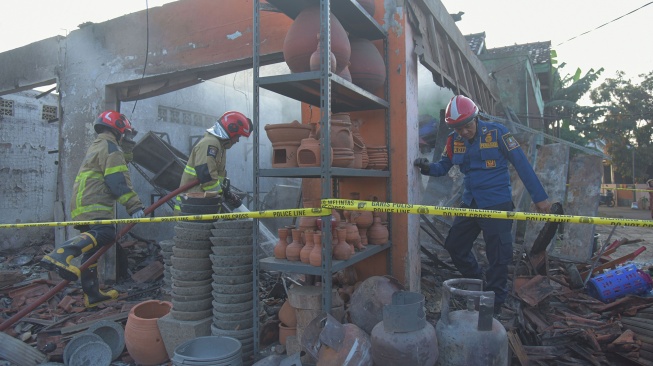 Sejumlah petugas pemadam kebakaran Kota Bekasi melakukan pendinginan area permukiman yang terdampak kebakaran Stasiun Pengisian Bulk Elpiji (SPBE) Cimuning di Mustikajaya, Bekasi, Jawa Barat, Kamis (2/4/2026). [ANTARA FOTO/Paramayuda/rwa]