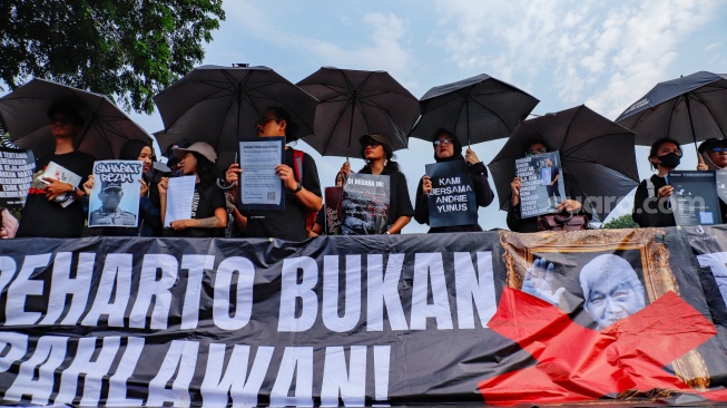 Sejumlah aktivis menggelar Aksi Kamisan ke-902 di depan Istana Merdeka, Jakarta, Kamis (2/4/2026). [Suara.com/Alfian Winanto]