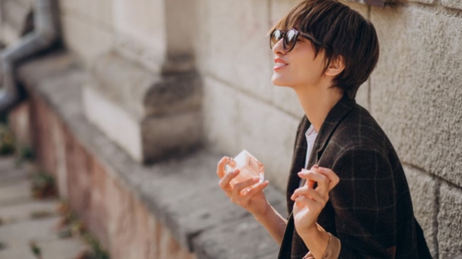 5 Parfum yang Cocok Dipakai saat Cuaca Panas: Tetap Segar Sepanjang Hari!