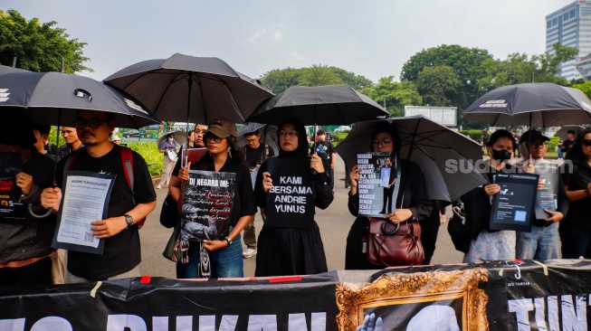 Sejumlah aktivis menggelar Aksi Kamisan ke-902 di depan Istana Merdeka, Jakarta, Kamis (2/4/2026). [Suara.com/Alfian Winanto]