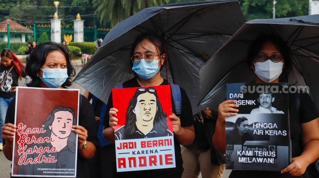 Sejumlah aktivis menggelar Aksi Kamisan ke-902 di depan Istana Merdeka, Jakarta, Kamis (2/4/2026). [Suara.com/Alfian Winanto]