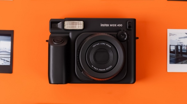 Fujifilm Rilis instax WIDE 400 JET BLACK untuk Pecinta Fotografi Analog