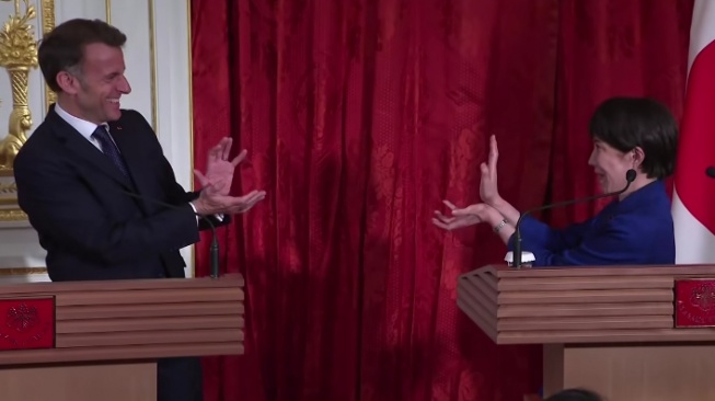 Diplomasi Unik: Emmanuel Macron dan Perdana Menteri Jepang Adu Kamekameha ala Dragon Ball