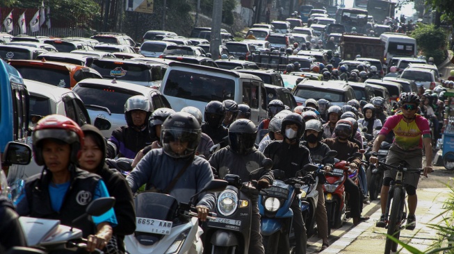 Sejumlah kendaraan terjebak kemacetan saat pemberlakuan sistem satu arah di Gadog, Ciawi, Kabupaten Bogor, Jawa Barat, Jumat (3/4/2026). [ANTARA FOTO/Yulius Satria Wijaya/sgd]