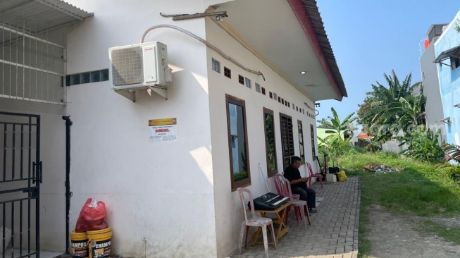 Kantor Yayasan yang dijadikan rumah doa untuk ibadah Jumat Agung Jemaat Gereja Persekutuan Oikouemene Umat Kristen (POUK) Tesalonika Teluknaga Kabupaten Tangerang disegel, Jumat, 3 April 2026. [Suara.com/Wivy Hikmatullah]