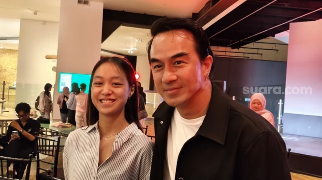 Joe Taslim bersama putrinya, Hyo Ri Mika yang kini juga berkarier di dunia film. [Rena Pangesti/Suara.com]