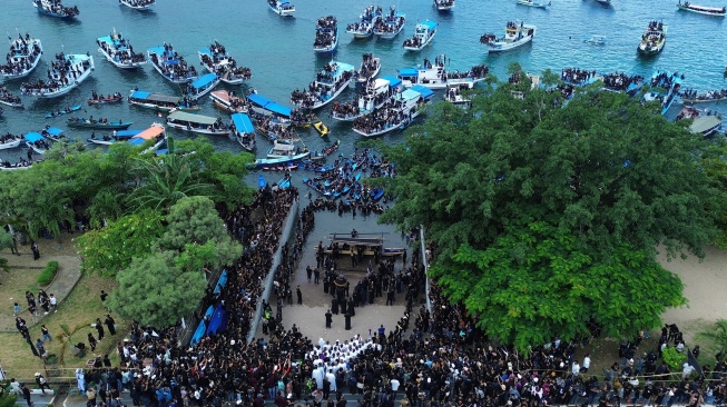Foto udara arak-arakan prosesi Laut Semana Santa tiba di Pantai Kuce, Larantuka, Nusa Tenggara Timur, Jumat (3/4/2026). [ANTARA FOTO/Mega Tokan/sgd/tom]
