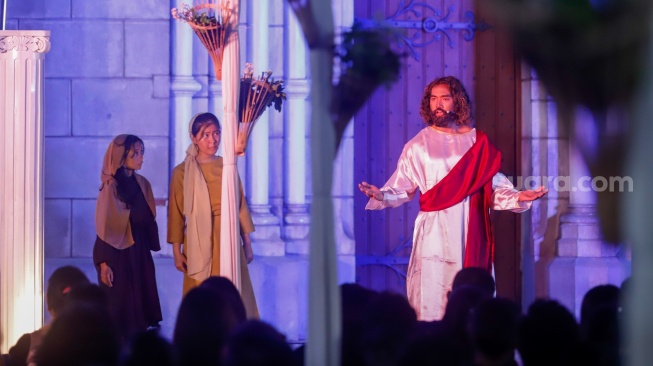 Umat Katolik memerankan visualisasi Jalan Salib saat peringatan Jumat Agung di Gereja Katedral, Jakarta, Jumat (3/4/2026). [Suara.com/Alfian Winanto]
