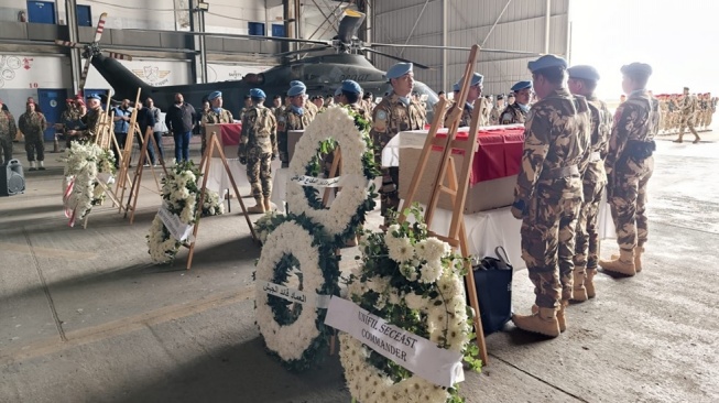 Upacara pelepasan dan penghormatan jenazah ketiga personel penjaga perdamaian Indonesia di Bandara Internasional Rafic Hariri, Beirut, Lebanon, Kamis (2/4/2026). (dok. BAKOM RI)