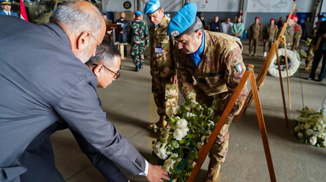 Duta Besar Luar Biasa dan Berkuasa Penuh (LBBP) Republik Indonesia untuk Lebanon Dicky Komar (tengah) didampingi Force Commander (FC)/Head of Mission UNIFIL Mayor Jenderal Diodato Abagnara (kanan) meletakan karangan bunga saat upacara pelepasan dan penghormatan tiga jenazah personel penjaga perdamaian Indonesia yang tergabung dalam misi United Nations Interim Force in Lebanon (UNIFIL) di Hanggar Lebanese Air Force, Beirut Lebanon, Kamis (2/4/2026). [ANTARA FOTO/KBRI Lebanon/adm/tom]
