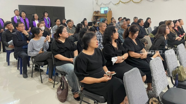 Suasana ibadah jemaat Persekutuan Oikouemene Umat Kristen (POUK) Tesalonika Teluknaga Kabupaten Tangerang pada Jumat (3/4/2026). [Suara.com/Wivy Hikmatullah]