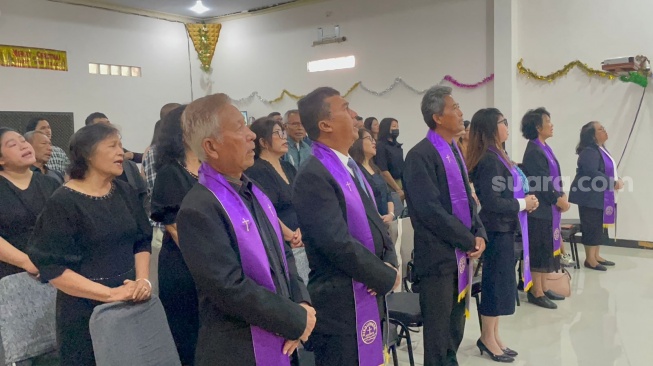 Suasana ibadah jemaat Persekutuan Oikouemene Umat Kristen (POUK) Tesalonika Teluknaga Kabupaten Tangerang pada Jumat (3/4/2026). [Suara.com/Wivy Hikmatullah]