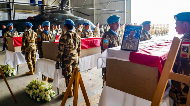 Suasana upacara pelepasan dan penghormatan tiga jenazah personel penjaga perdamaian Indonesia yang tergabung dalam misi United Nations Interim Force in Lebanon (UNIFIL) di Hanggar Lebanese Air Force, Beirut Lebanon, Kamis (2/4/2026). [ANTARA FOTO/KBRI Lebanon/adm/tom]