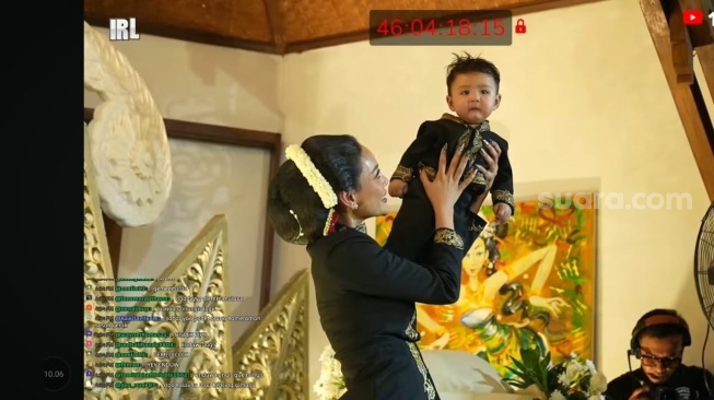 Erika Carlina menggelar acara tindak sinten putranya, Andrew Rexy Neil di kawasan Cirendeu, Ciputat Timur, Tangerang Selatan, Jumat (3/4/2026). [Tiara Rosana/Suara.com]