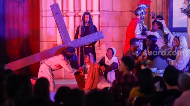 Umat Katolik memerankan visualisasi Jalan Salib saat peringatan Jumat Agung di Gereja Katedral, Jakarta, Jumat (3/4/2026). [Suara.com/Alfian Winanto]
