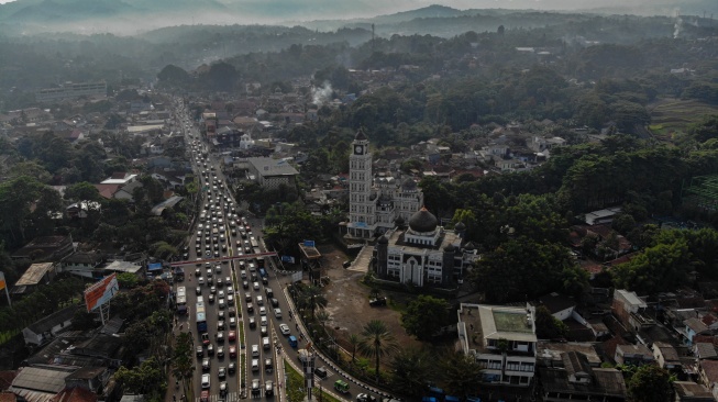 Foto udara kepadatan kendaraan saat pemberlakuan sistem satu arah di Gadog, Ciawi, Kabupaten Bogor, Jawa Barat, Jumat (3/4/2026). [ANTARA FOTO/Yulius Satria Wijaya/sgd]