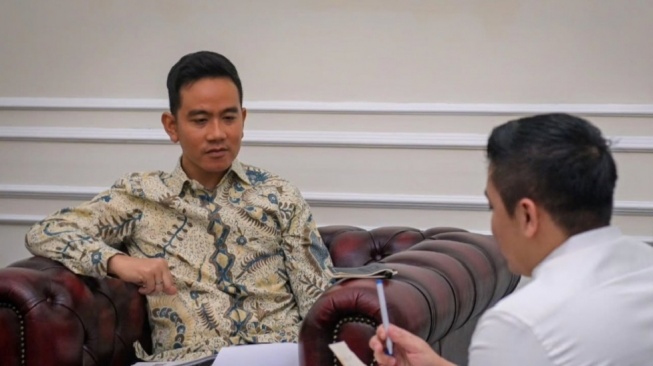 Bahas Isu Terkini, Seskab Teddy Bertemu Wapres Gibran 1,5  Jam di Istana Sambil Bawa Catatan