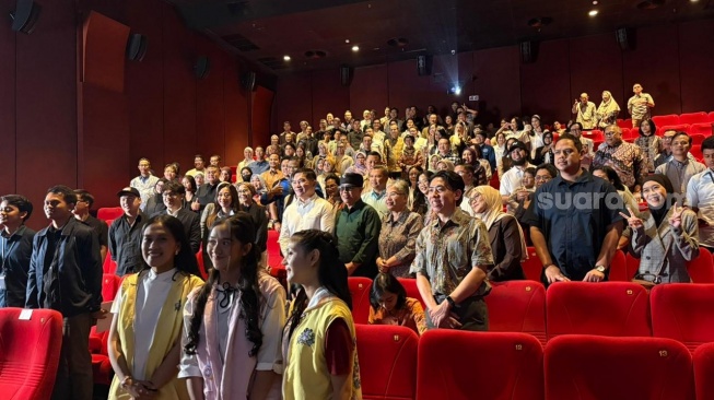 Menekraf Teuku Riefky Harsya memberi dukungan untuk film Pelangi di Mars. Dia menonton film garapan Upie Guava tersebut bersama pejabat jajaran Kabinet Merah Putih seperti Menteri Transmigrasi Muhammad Iftitah Sulaiman dan Utusan Khusus Presiden Ahmad Riza Patria di kawasan Senayan, Jakarta Pusat, Kamis (2/4/2026). [Tiara Rosana/Suara.com]