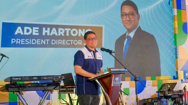 Direktur Utama Jakarta International Container Terminal (JICT) Ade Hartono menyampaikan sambutan pada peringatan HUT ke-27 JICT di Jakarta, Rabu (1/4/2026). [Handout]