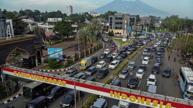 Foto udara kepadatan kendaraan saat pemberlakuan sistem satu arah di Gadog, Ciawi, Kabupaten Bogor, Jawa Barat, Jumat (3/4/2026). [ANTARA FOTO/Yulius Satria Wijaya/sgd]