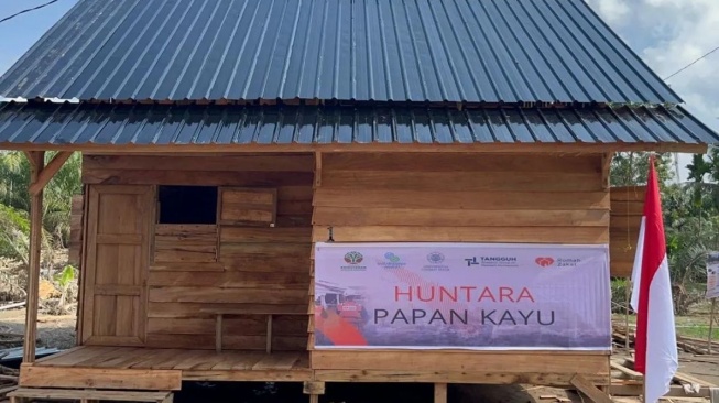 Kayu Hanyutan Banjir di Aceh dan Sumut Dimanfaatkan Warga jadi Material Huntara