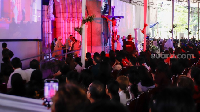 Umat Katolik memerankan visualisasi Jalan Salib saat peringatan Jumat Agung di Gereja Katedral, Jakarta, Jumat (3/4/2026). [Suara.com/Alfian Winanto]
