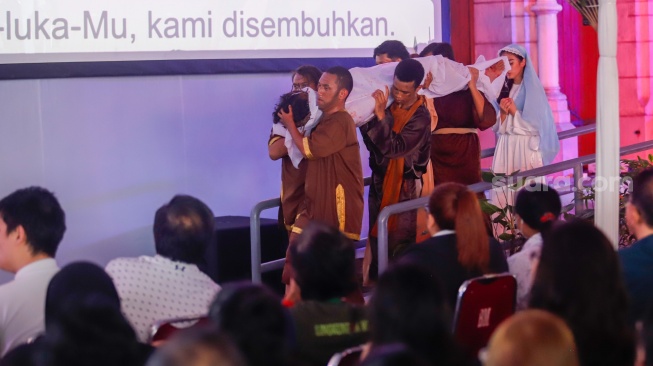 Umat Katolik memerankan visualisasi Jalan Salib saat peringatan Jumat Agung di Gereja Katedral, Jakarta, Jumat (3/4/2026). [Suara.com/Alfian Winanto]
