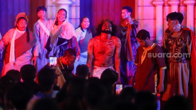 Umat Katolik memerankan visualisasi Jalan Salib saat peringatan Jumat Agung di Gereja Katedral, Jakarta, Jumat (3/4/2026). [Suara.com/Alfian Winanto]
