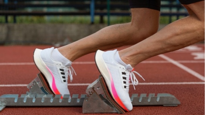 7 Sepatu Running Lokal Berkualitas, Sol Empuk dan Anti Bau Kaki