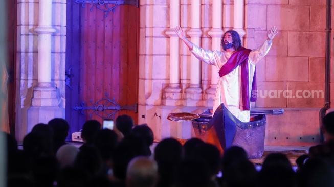 Umat Katolik memerankan visualisasi Jalan Salib saat peringatan Jumat Agung di Gereja Katedral, Jakarta, Jumat (3/4/2026). [Suara.com/Alfian Winanto]
