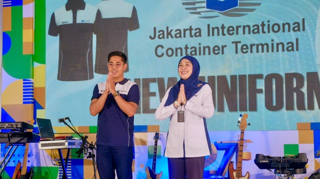 Karyawan Jakarta International Container Terminal (JICT) berpose mengenakan seragam baru di Jakarta, Rabu (1/4/2026). [Handout]