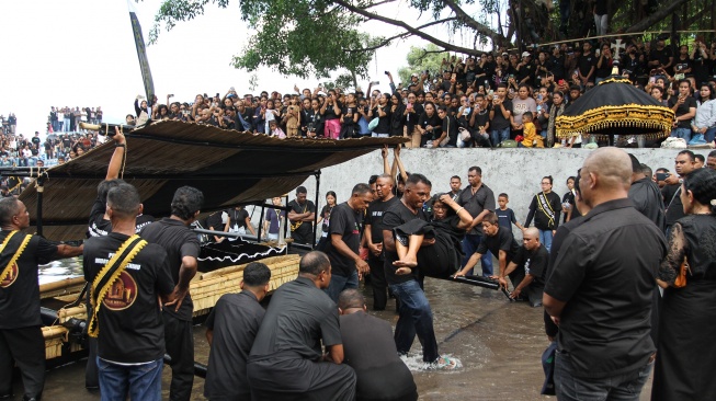 Sejumlah peziarah mengikuti rangkaian prosesi Laut Semana Santa di Pantai Kuce, Larantuka, Nusa Tenggara Timur, Jumat (3/4/2026). [ANTARA FOTO/Mega Tokan/sgd/tom]