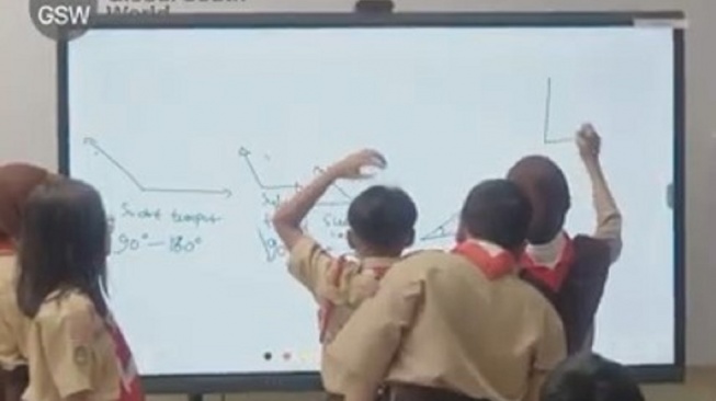 Lompatan Besar Pendidikan RI: Penggunaan 288 Ribu Papan Tulis Interaktif Disorot Dunia
