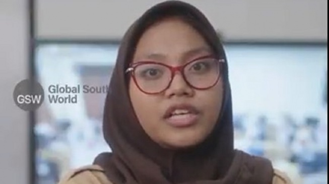 Siswa antusias menggunakan papan tulis interaktif atau Interactive Flat Panel (IFP). [Tangkapan Layar]