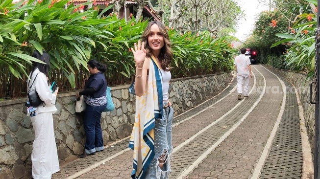 Cinta Laura hadiri acara Tedak Sinten anak Erika Carlina, Andrew di Cirendeu, Tangerang Selatan pada Jumat, 3 April 2026 [Suara.com/Rena Pangesti]