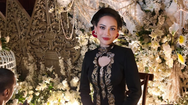 Mantan Ikut Hadiri Acara Tedak Siten, Erika Carlina Jawab Kemungkinan Balikan dengan DJ Bravy