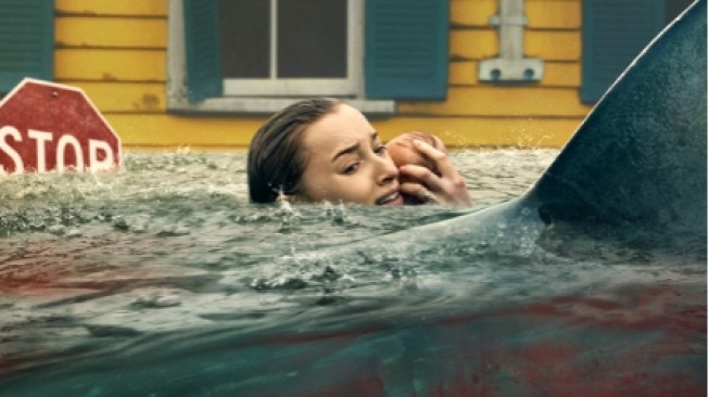 Sinopsis Thrash, Phoebe Dynevor Hadapi Ancaman Hiu di Tengah Badai Dahsyat