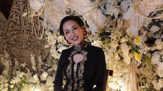 Erika Carlina Sewa Pawang Hujan di Acara Tedak Siten Putranya: Percaya Enggak Percaya