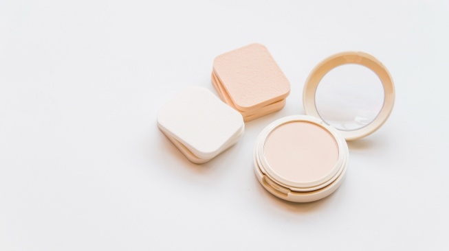 Ilustrasi Bedak Padat untuk Kulit Berminyak (Freepik)