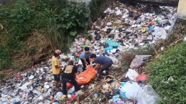 Misteri Kematian Pensiunan PNS Bekasi: Ditemukan Telungkup, Polisi Lakukan Penyelidikan