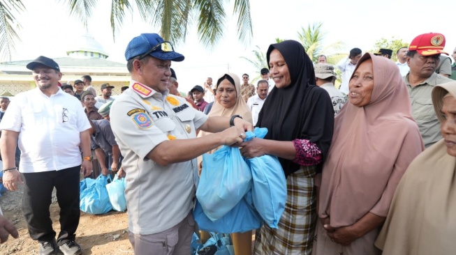 Tinjau Aceh Tamiang, Tito Karnavian Pastikan Penanganan Pengungsi Dipercepat