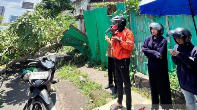 Tragedi di Jalan Kapten A Rivai: Kisah Pilu Driver Ojol Palembang Tewas Tertimpa Pohon Tumbang