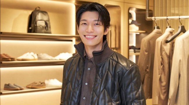 OOTD Lebih Maskulin dengan 4 Inspirasi Padu Padan Outerwear ala Wi Ha Joon