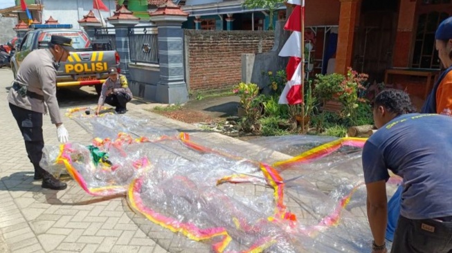 Teror dari Langit: Balon Udara Meledak di Atap Rumah Warga Tulungagung, Polisi Buru Pelaku