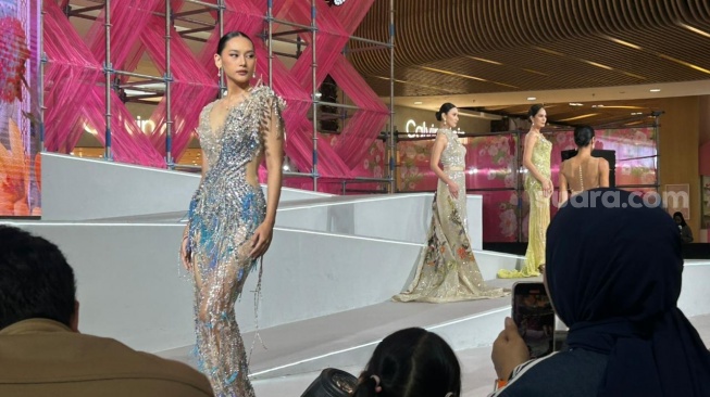 Gaun karya mendiang Hengki Kawilarang. [Suara.com/Dini Afrianiti]