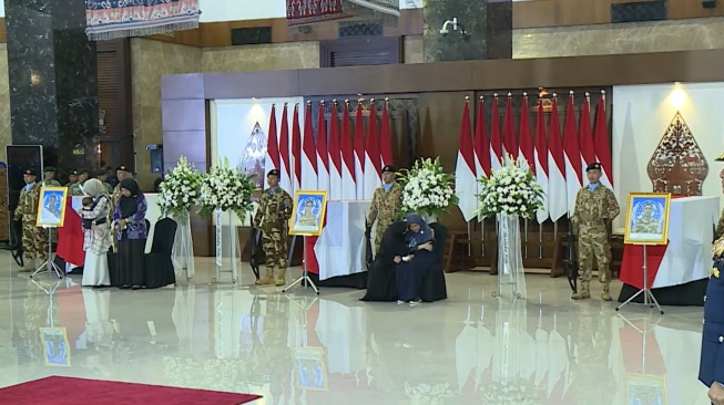 Presiden RI Prabowo Subianto turut menyampaikan rasa belasungkawa secara langsung kepada keluarga dan memberikan penghormatan terakhir kepada tiga prajurit terbaik TNI yang gugur dalam misi perdamaian PBB (UNIFIL) di Lebanon. (Suara.com/ Ist)