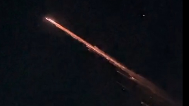 Langit Lampung Membara: Misteri Cahaya Api yang Bikin Warga Teriak Rudal