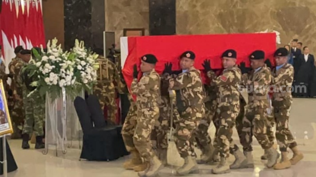 Suasana haru menyelimuti Bandara Internasional Soekarno-Hatta, tepatnya di Gedung VIP Terminal 3 ketika tiga peti mati berisi jenazah tiga prajurit terbaik TNI yang gugur dalam misi perdamaian PBB (UNIFIL) di Lebanon tiba, Sabtu (4/4/2026). (Suara.com/Bagaskara)