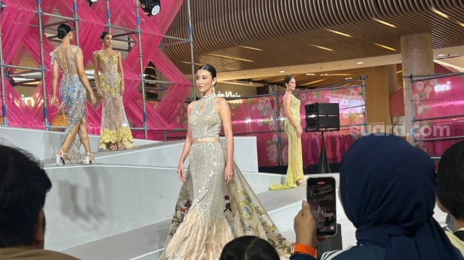 Gaun karya mendiang Hengki Kawilarang. [Suara.com/Dini Afrianiti]