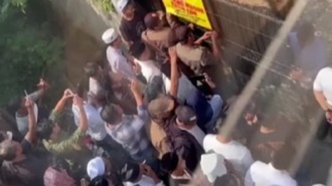 Ibadah Jumat Agung Terganggu, Satpol PP Tangerang Segel Gedung Yayasan POUK Tesalonika